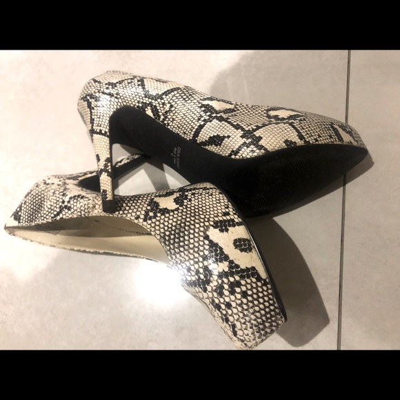 Colin Stuart Snakeskin design Heels - Picture 3 of 3